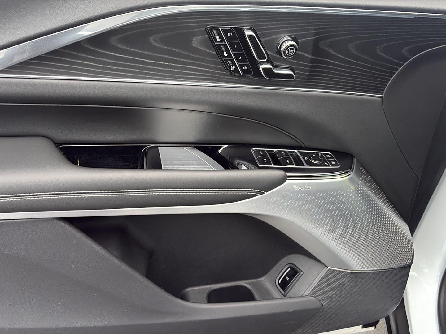 2024 Cadillac LYRIQ Luxury 2