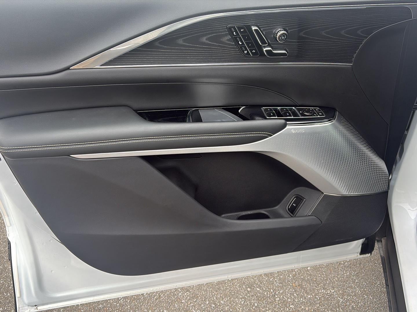 2024 Cadillac LYRIQ Luxury 2