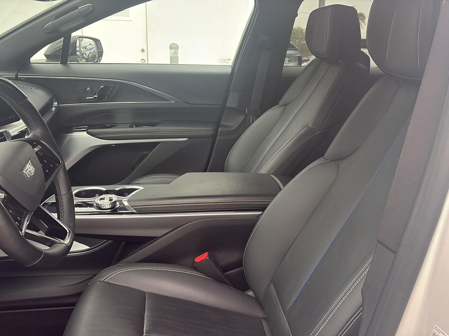 2024 Cadillac LYRIQ Luxury 2