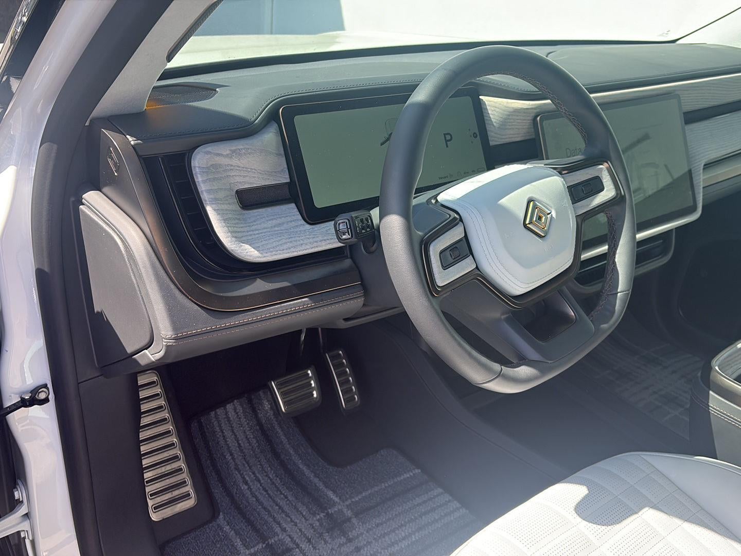 2025 RIVIAN R1S Premium