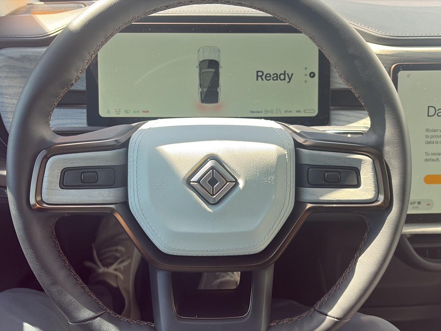 2025 RIVIAN R1S Premium