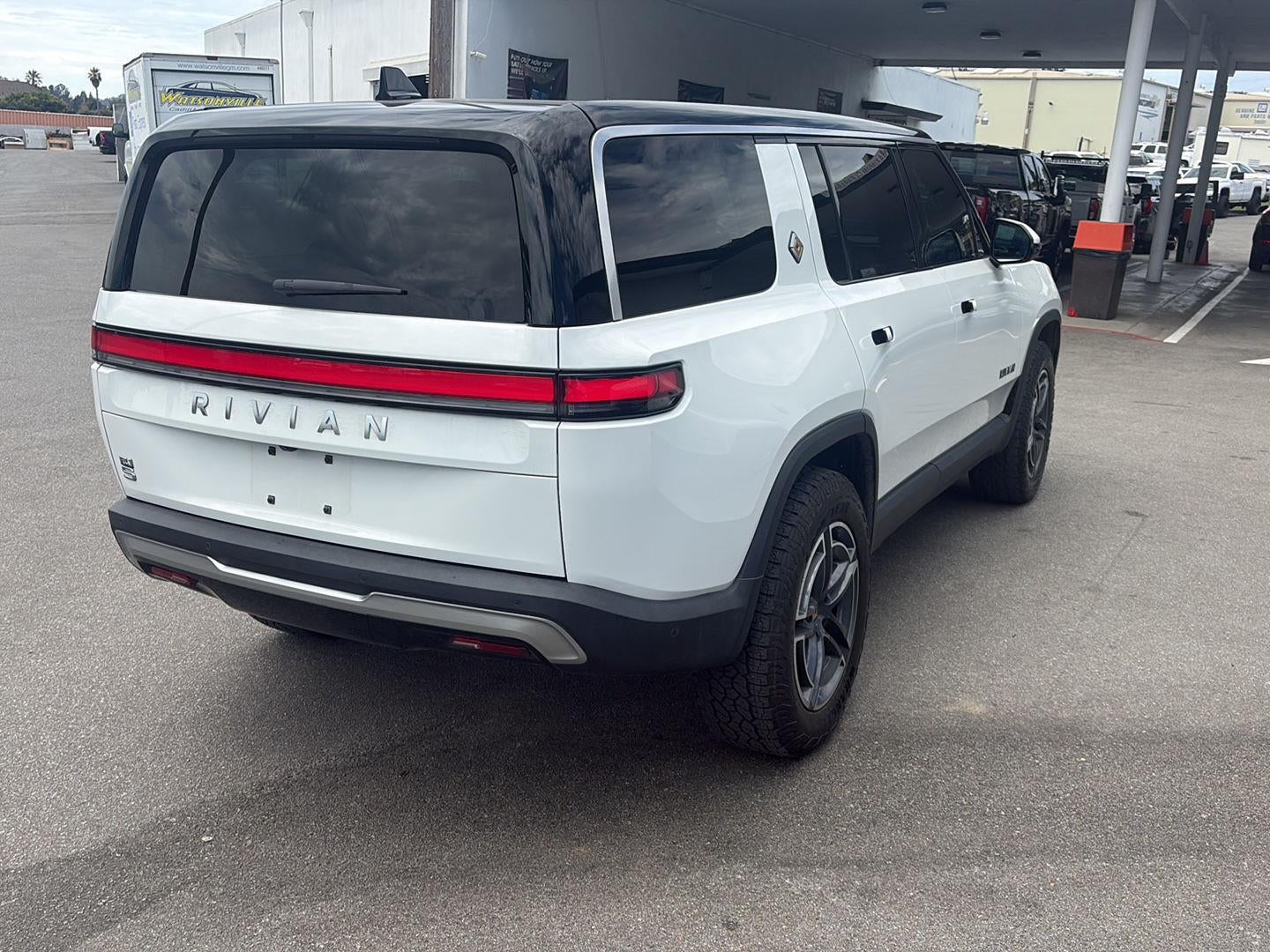 2026 RIVIAN R1S Base