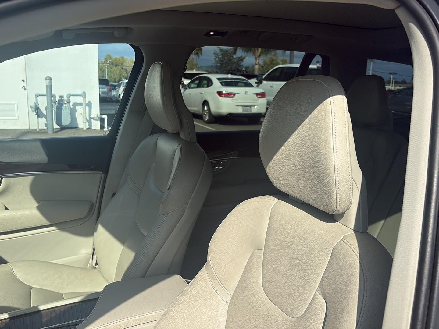 2017 Volvo XC90 T6 Momentum