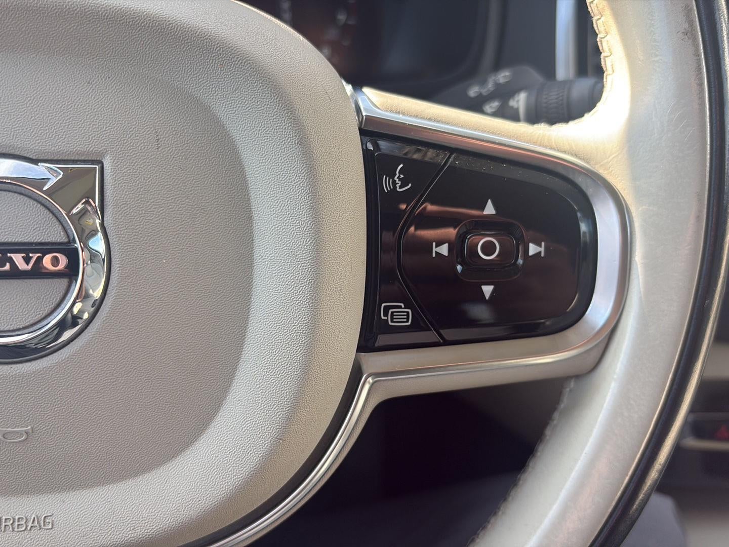2017 Volvo XC90 T6 Momentum
