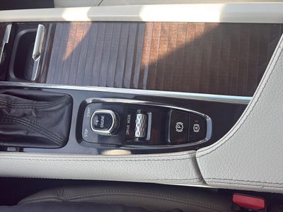 2017 Volvo XC90 T6 Momentum