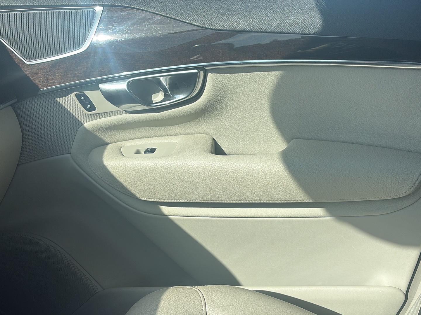 2017 Volvo XC90 T6 Momentum