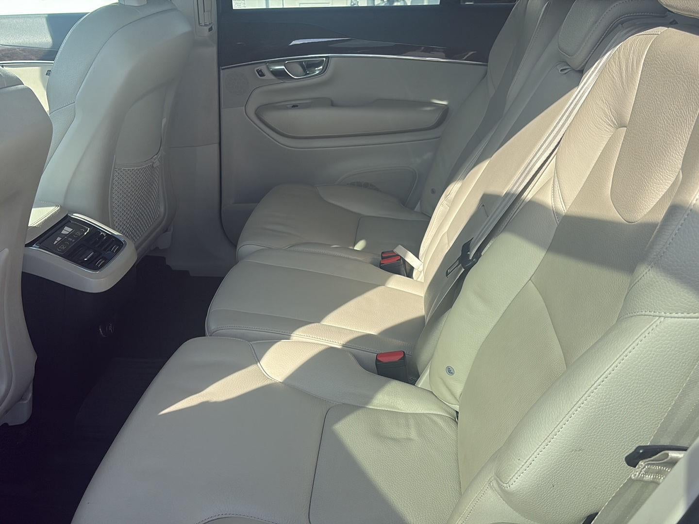 2017 Volvo XC90 T6 Momentum