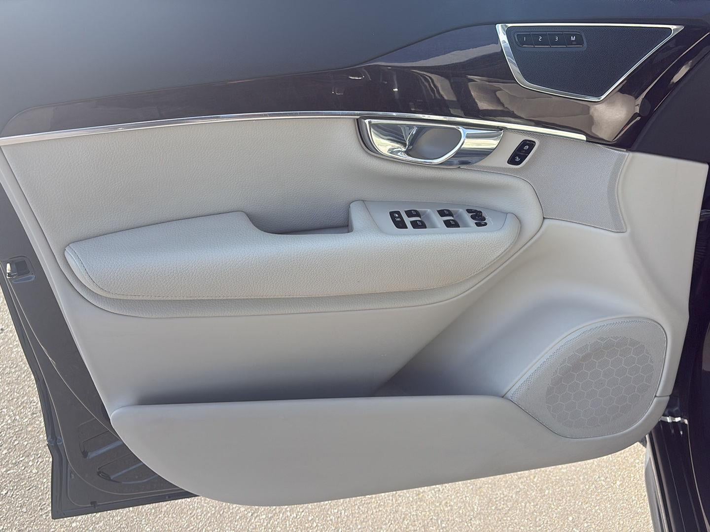 2017 Volvo XC90 T6 Momentum